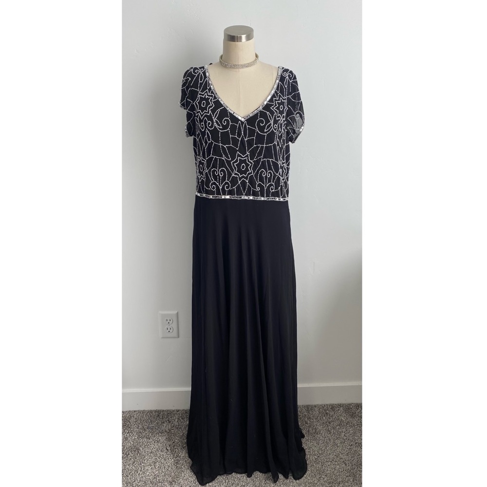 NWT J Kara Women's Cap V-Neck Beaded Dress Black